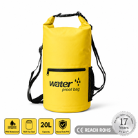 Sac étanche à enroulement de type sac à dos en PVC avec sangles réglables et poche en filet pour la navigation de plaisance et le kayak (vente en gros)