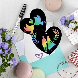 Набор для творчества Naturahand: 50 листов радужной скретч-бумаги, 10 деревянных стержней для скретч-арта и 50 красных ниток - Product Image 4