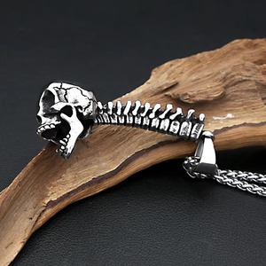 Yunnique – collier avec pendentif tête de mort en acier inoxydable pour hommes, design squelette, style punk, chaîne de 60cm - Product Image 4