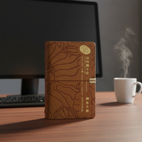 Carnet de voyage personnalisé en cuir PU avec couverture gaufrée, impression à chaud dorée, bloc de texte diagonal, reliure à clip latéral, kraft naturel