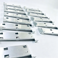 Soportes de Aluminio Industriales Personalizados Estampados, Piezas de Fabricación de Chapa Metálica con Clips de Sujeción y Pernos para Instalación de Dispositivos