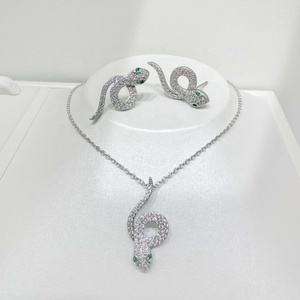 Ensemble de bijoux fantaisie en laiton massif avec zircone ronde, collier et boucles d'oreilles, style minimaliste, motif serpent, pour femmes, mariage, style occidental, usage quotidien, parure de mariée - Product Image 3
