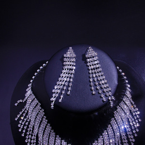 Ensemble collier et boucles d'oreilles en cristal avec strass (2 pièces) Ensemble de bijoux à franges pour mariage de mariée - Product Image 5
