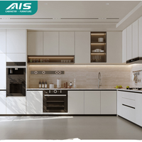 Îlot de cuisine sur mesure avec plan de travail en marbre et portes et structure en MDF pour projets de villas et d'appartements - Vente en gros