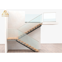 Escalier moderne minimaliste à poutres carrées, marches en bois massif, balustrade en verre, escalier pour la maison