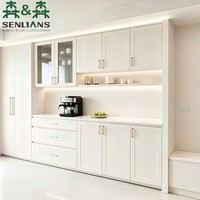 Buffet intégré de style Shaker moderne avec comptoir en quartz blanc, portes vitrées et niche pour station à café