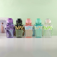Bouteille d'eau sport carrée avec paille et sangle réglable 600 ml – Gourde en plastique sans BPA pour la gym, l'école et les activités de plein air