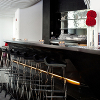 Un bar à vin de 35 mètres avec une table élégante comptoir en pierre polie noire sur un bar de cuisine extérieur