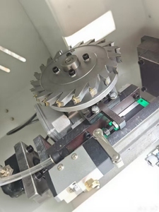 Machine de meulage d'angles pour fenêtres et portes en PVC et aluminium pour usines de fabrication avec composants clés : <span class=keywords><strong>moteur</strong></span>, PLC, roulement - Product Image 6