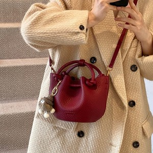 Bolso de Mano Tipo Cubo Pequeño y Ligero Rojo Popular, Nuevo Bolso de Mensajero de Lujo de Alta Gama para Mujer, Súper Popular en Verano - Product Image 4