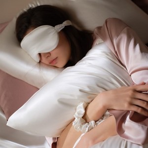 Ensemble de sommeil quatre saisons en satin de soie de luxe avec logo personnalisé, imprimé par transfert thermique, comprenant un masque de sommeil confortable et doux, une taie d'oreiller et un chouchou - Product Image 2