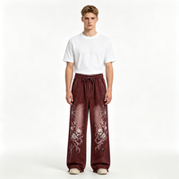 Pantalones anchos estilo vintage color burdeos con bordado floral de calaveras, detalles de telaraña y pedrería, dobladillo deshilachado y cintura elástica, estilo urbano.
