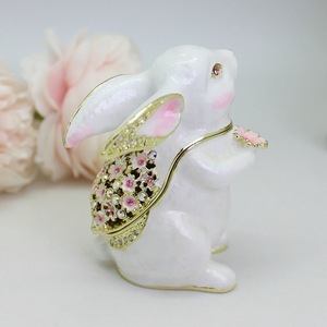 SHINNYGIFTS Scatola Portagioie Decorativa Unica con Cerniera, Dipinta a Mano, in Metallo Placcato Oro, Smaltata, Stile Coniglio Carino, con Cristalli Brillanti - Product Image 3