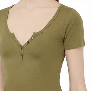 T-shirt décontracté blanc uni à manches courtes et col rond pour femme, avec boutons sur le devant, logo, design minimaliste, coupe classique, en coton biologique non tissé - Product Image 1