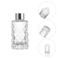 Flacon d'aromathérapie en verre transparent à motif diamanté, adapté à la mise en place de compositions florales et à la diffusion de parfums.