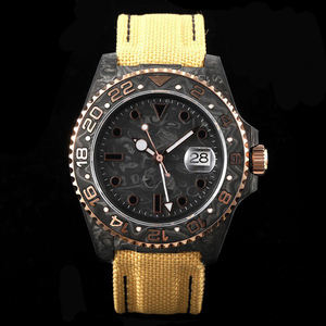 Montre-bracelet sportive décontractée en fibre de carbone robuste avec bracelet en nylon, verre saphir, aiguilles lumineuses et fenêtre de date - Product Image 1