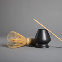 Kit d'accessoires pour la cérémonie du matcha comprenant un fouet à matcha en bambou (Chasen), une cuillère à thé (Chashaku) et un support en céramique pour fouet, pour une cérémonie authentique.