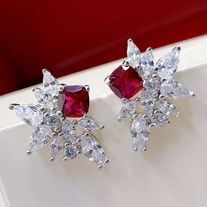 Orecchini a Perno a Forma di Occhio Rosso per Donne, Accessori per Orecchie Semplici per Uso Quotidiano - Product Image 1