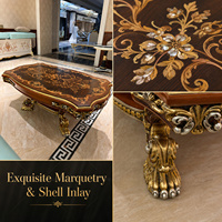 Table basse en bois marqueterie antique avec pieds sculptés en forme de griffes dorées pour salon de villa