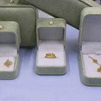 Luxuriöse Hochwertige Grüne Premium-Samt Quadratische Geprägte Maßgefertigte Schmuckverpackungsbox für Ringe, Ohrringe, Perlen und Halsketten
