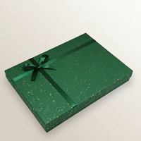 Boîte à bijoux en carton rigide vert forêt avec reflets dorés, conçue par Signature Architectural Studio, avec couvercle et base raffinés, coffret cadeau