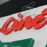 Enseigne en lettres acryliques LED YIJIAO, enseigne acrylique personnalisée, enseigne lumineuse 3D pour les entreprises