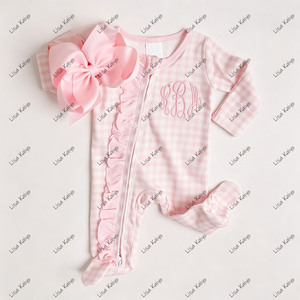 Personalisierte Neugeborenen-Gingham-Karo-Strampler mit Reißverschluss und Decke, Monogramm-Stickerei, passende Geschenksets für Geschwister - Product Image 4