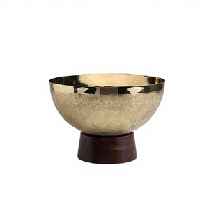 Bol décoratif en aluminium avec base en bois, forme ronde, pour servir des dattes et des chocolats, à bas prix - Product Image 1