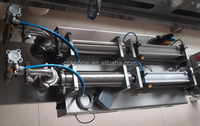 Machine de remplissage de boissons semi-automatique électrique à 2 têtes de remplissage avec pompe pour jus, aliments et boissons en verre, plastique, métal et canettes