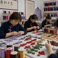 Bouton chinois haut de gamme, cordon en satin fin côtelé tissé en spirale et boucle symétriques, centre perlé, attache pour robe Cheongsam