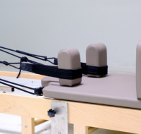 Reformer de Pilates pliable en bois avec roues silencieuses et accessoires complets – Idéal pour le yoga à domicile et l'entraînement du tronc