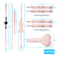 Maßgefertigtes 7-teiliges Rosa PVC-Leder Fesselset Herzförmiger Spanker Gepolsterte Handschellen Augenbinde für Paare Intimes Spiel