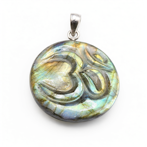 Pendentif Om en labradorite fait main - Adoptez la harmonie spirituelle et la maîtrise artistique - UNIQUE (1 pièce seulement) - Product Image 2