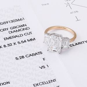 Anillo de Compromiso de Lujo en Oro Sólido de 18K con Diamantes Cultivados en Laboratorio de 5ct, Certificado IGI, Corte Esmeralda, Anillo de Bodas de 3 Piedras - Product Image 4