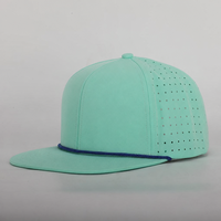 Casquette personnalisée de haute qualité à 6 panneaux avec logo brodé 3D, perforations découpées au laser, visière plate et fermeture snapback à cordon