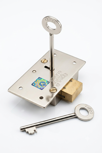 Serrure de placard robuste à double action 85 mm avec corps en acier inoxydable, mécanisme de verrouillage en laiton et clé en fer – Quincaillerie pour meubles - Product Image 2
