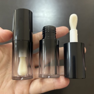 หลอดลิปกลอสแบบไล่สีดำหรูหรา 4 มล. พร้อมหัวแปรงขนาดใหญ่ บรรจุภัณฑ์ลิปกลอสทรงกลมแบบเปล่า ขวดคอนซีลเลอร์  โลโก้ ISMAN แบบกำหนดเองได้ - Product Image 1