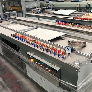 Machine à panneaux muraux en bois-plastique WPC d'<span class=keywords><strong>occasion</strong></span>, machine à sols extérieurs WPC, machine de fabrication de fenêtres en PVC d'<span class=keywords><strong>occasion</strong></span> - Product Image 4