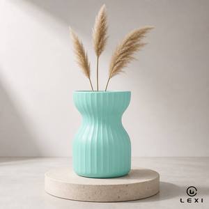 Collezione di Vasi in Ceramica Scanalata a Forma di Clessidra, Finitura Opaca, Sei Tonalità, Decorazione da Tavolo Scultorea con Foglia di Monstera - Product Image 3