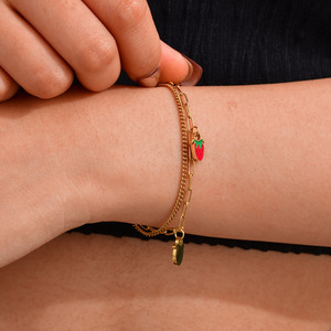 Commercio all'ingrosso oro placcato in acciaio al titanio doppio braccialetto di fascino fragola da ragazza dolce in stile vento in acciaio inox gioielli di nicchia - Product Image 5