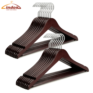 Cintres de luxe en bois <span class=keywords><strong>d</strong></span>'<span class=keywords><strong>acajou</strong></span> pour costumes avec rotation à 360° °   Crochets pivotants et encoches <span class=keywords><strong>d</strong></span>'épaule pour veste de costume et pantalon - Product Image 1