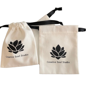 ถุงผ้ามัสลินออร์แกนิค 100% แบบกำหนดเอง เป็นมิตรกับสิ่งแวดล้อม ขนาดเล็ก สีขาว ผ้าแคลลิโก้ ถุงผ้าแคนวาสแบบมีเชือกผูก ถุงผ้าฝ้ายโลโก้รีไซเคิล - Product Image 1
