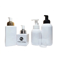 Récipient cosmétique de forme carrée bouteilles en plastique colorées de mousse de savon liquide de lavage de main bouteille de lotion pour le corps avec la pompe pour le shampooing