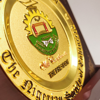 Plaque commémorative en bois de haute qualité, sur mesure, avec médaille métallique à l'intérieur et coffret cadeau.