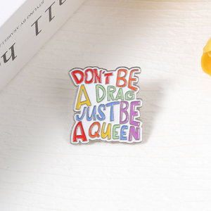 Spilla in smalto motivazionale con citazioni divertenti e arcobaleno: 'Don't Be A Drag Just Be A Queen', distintivo per zaino e vestiti, gioiello di moda, regalo - Product Image 2