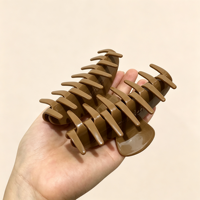 CHUJIAN Pince à Cheveux Premium Faite à la Main en Acétate Marron Uni avec Motif Sculpté, Pince Requin Écologique et Durable à Maintien Fort