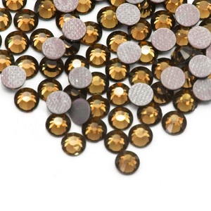 Hot Fix Rhinestone Rock Iron sur la Chine Transfère un échantillon coloré <span class=keywords><strong>de</strong></span> motif <span class=keywords><strong>de</strong></span> strass - Product Image 4