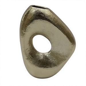Jarrón de bronce contemporáneo hecho a mano con diseño abstracto, maceta decorativa de metal para plantas artificiales a precio económico. - Product Image 1