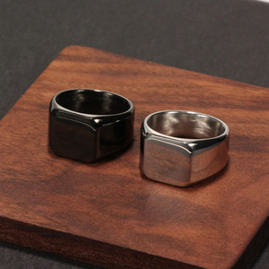 Bague en acier titane pour homme, style européen et américain, simple, lisse, carrée, pour personnalité affirmée, en acier titane lisse, pour le marché international. - Product Image 3