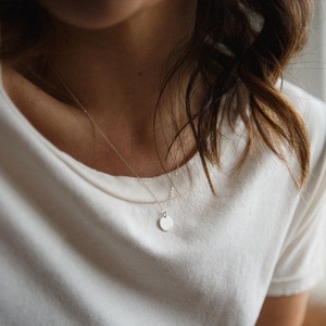 Delicado Simple moderna minimalista de la joyería inicial pequeño redondo 9mm punto círculo disco collar - Product Image 1